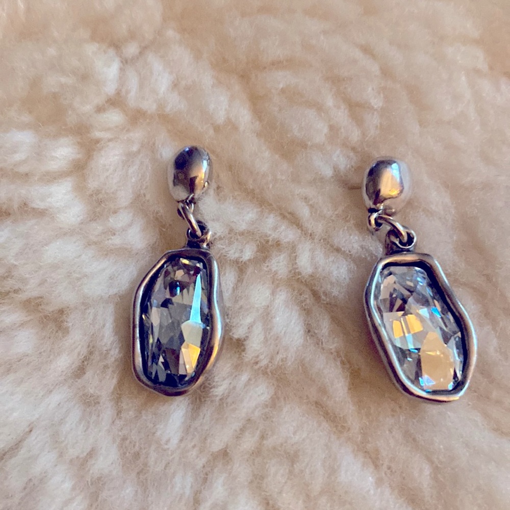 I’ve blue Swarovski Crystal earrings. Beautiful unique setting